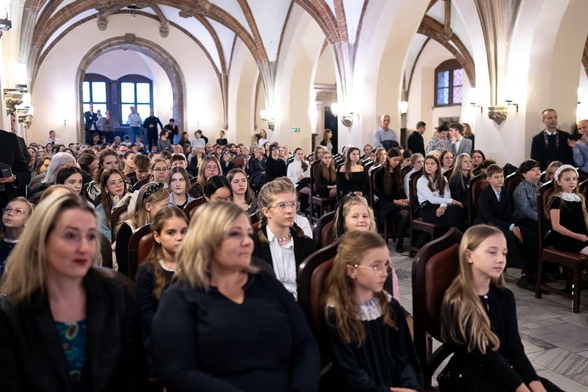 Uroczystość wręczenia stypendi&oacute;w artystycznych w Sali Wielkiej ratusza