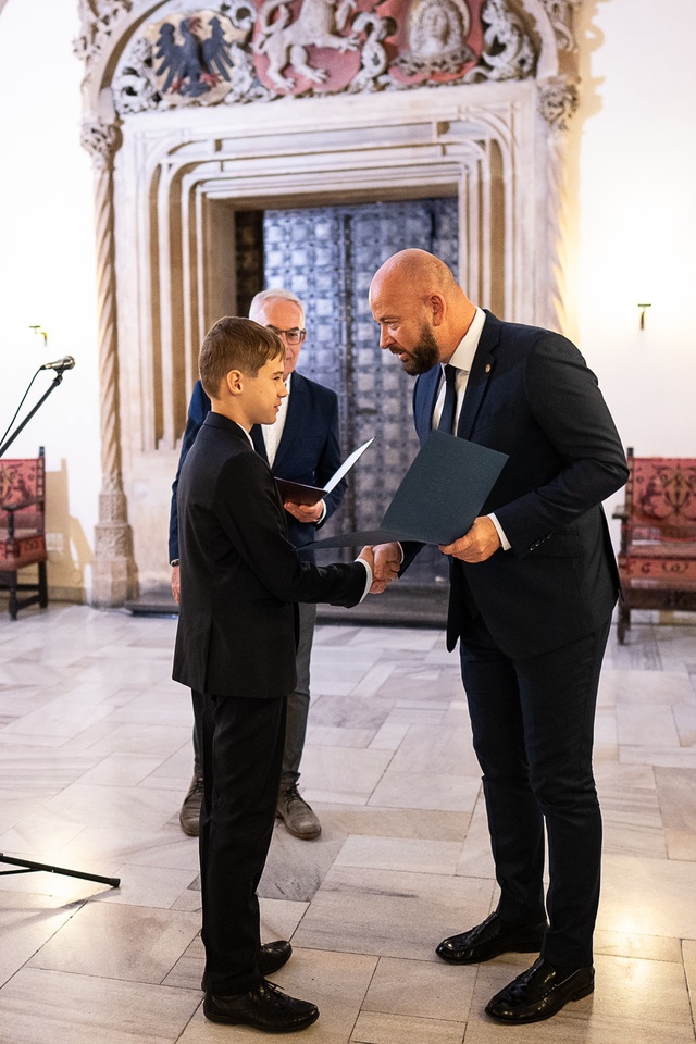 Uroczystość wręczenia stypendi&oacute;w artystycznych w Sali Wielkiej ratusza