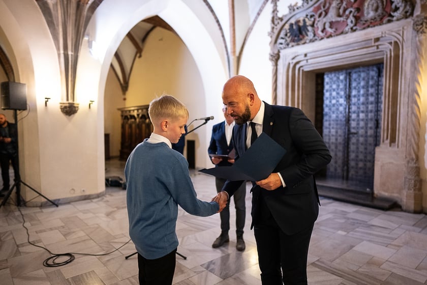 Uroczystość wręczenia stypendi&oacute;w artystycznych w Sali Wielkiej ratusza