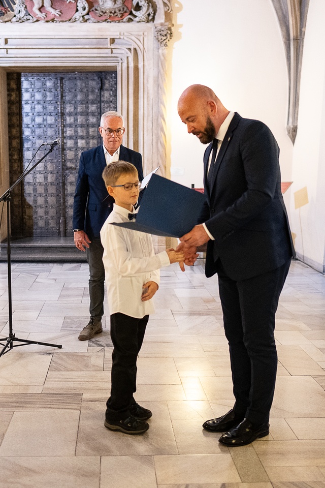 Uroczystość wręczenia stypendi&oacute;w artystycznych w Sali Wielkiej ratusza