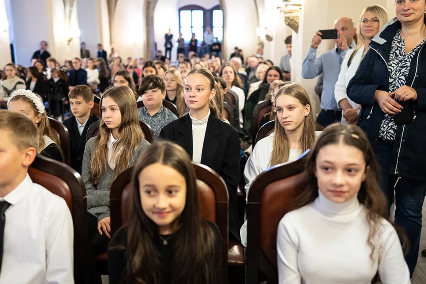 Uroczystość wręczenia stypendi&oacute;w artystycznych w Sali Wielkiej ratusza