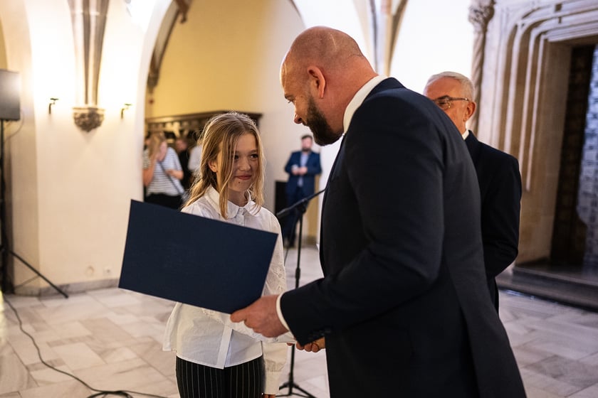 Uroczystość wręczenia stypendi&oacute;w artystycznych w Sali Wielkiej ratusza