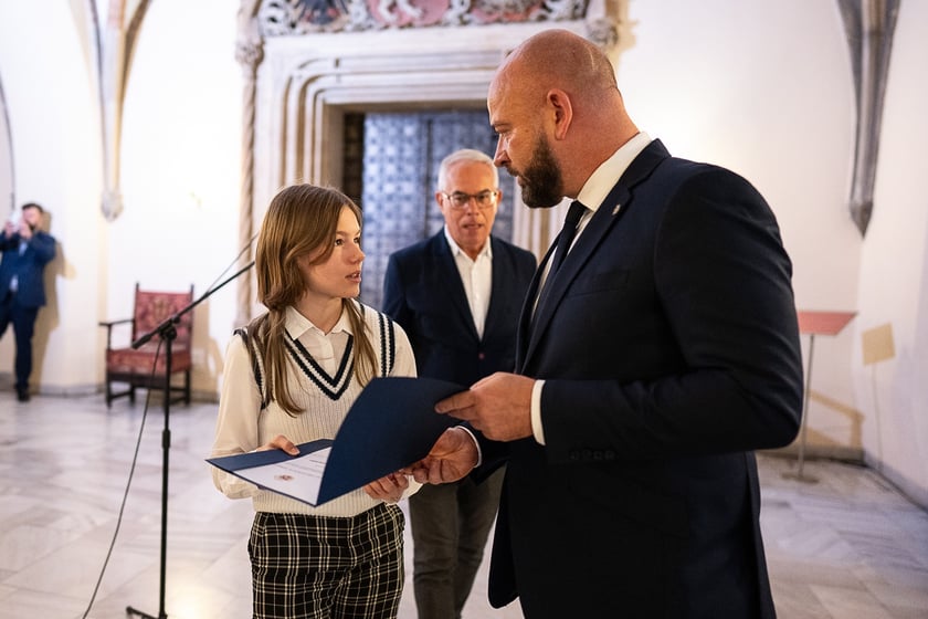 Uroczystość wręczenia stypendi&oacute;w artystycznych w Sali Wielkiej ratusza