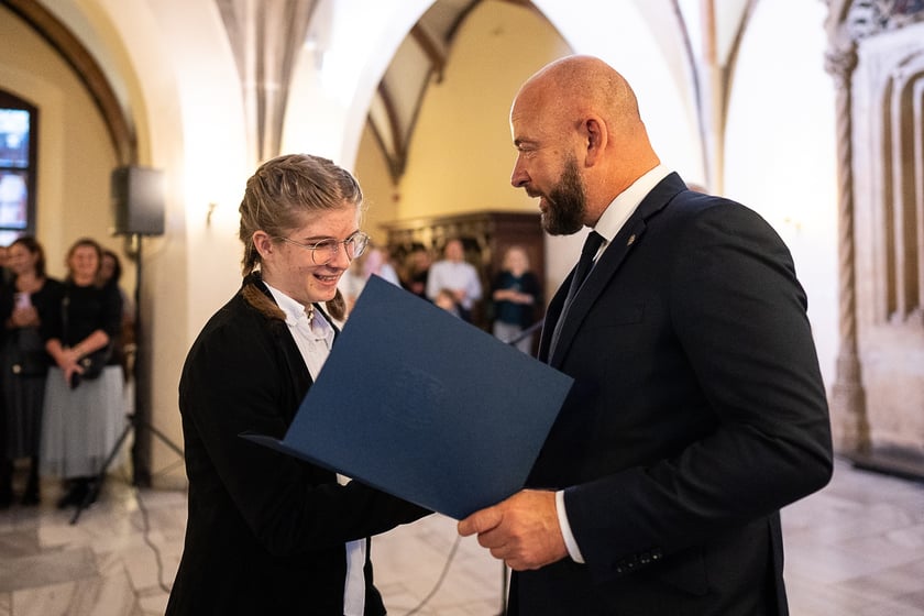 Uroczystość wręczenia stypendi&oacute;w artystycznych w Sali Wielkiej ratusza