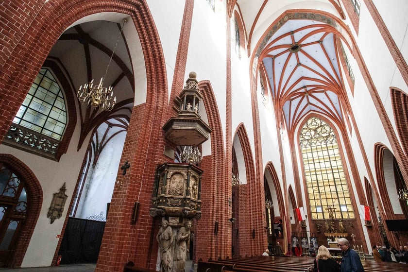 Ambona w kościele św. Marii Magdaleny