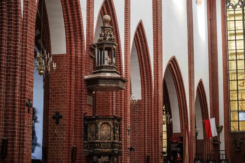 Ambona w kościele św. Marii Magdaleny