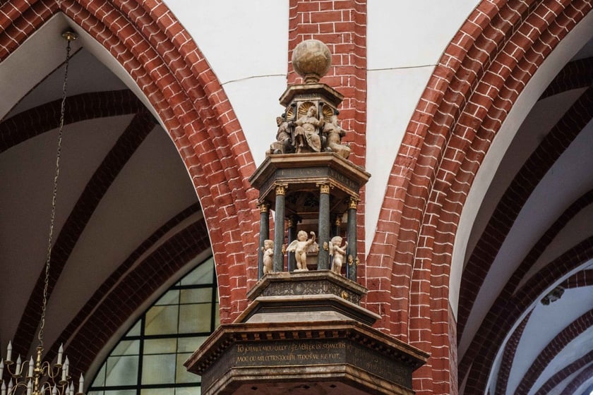 Baldachim ambony z aniołkami