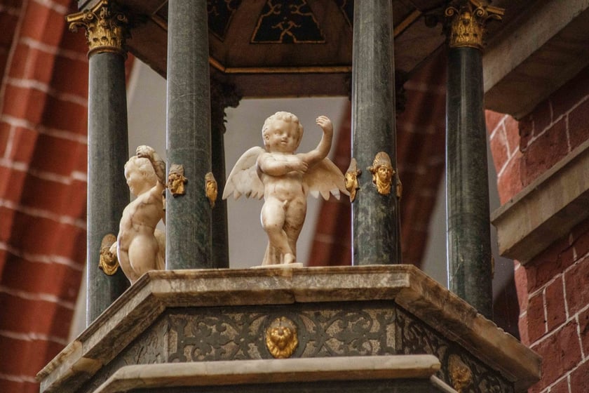 Baldachim ambony z aniołkami