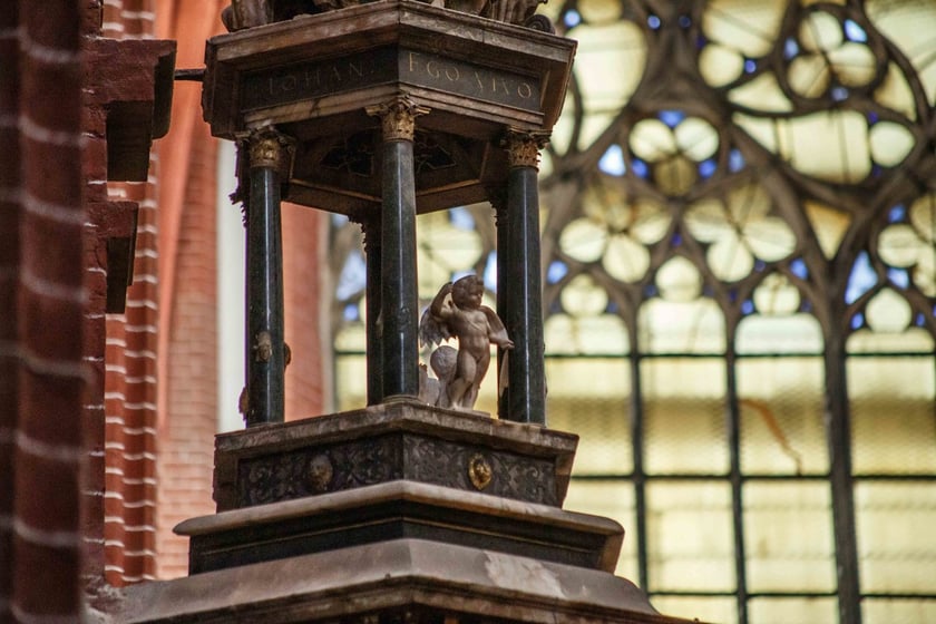 Baldachim ambony w kościele św. Marii Magdaleny