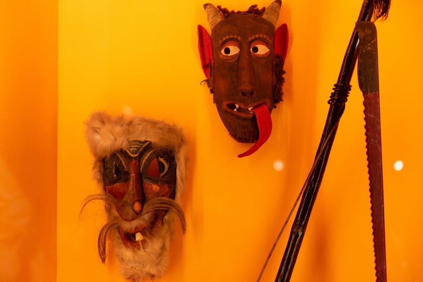 Eksponaty na wystawie&nbsp;&bdquo;Zaklinacze czasu. Kolędniczy teatr obrzędowy&rdquo; w Muzeum Etnograficznym&nbsp;