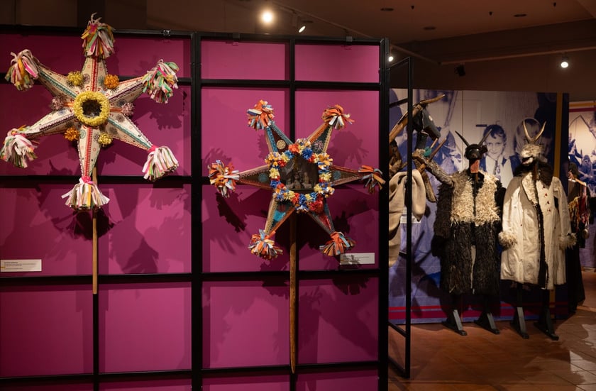Eksponaty na wystawie&nbsp;&bdquo;Zaklinacze czasu. Kolędniczy teatr obrzędowy&rdquo; w Muzeum Etnograficznym&nbsp;