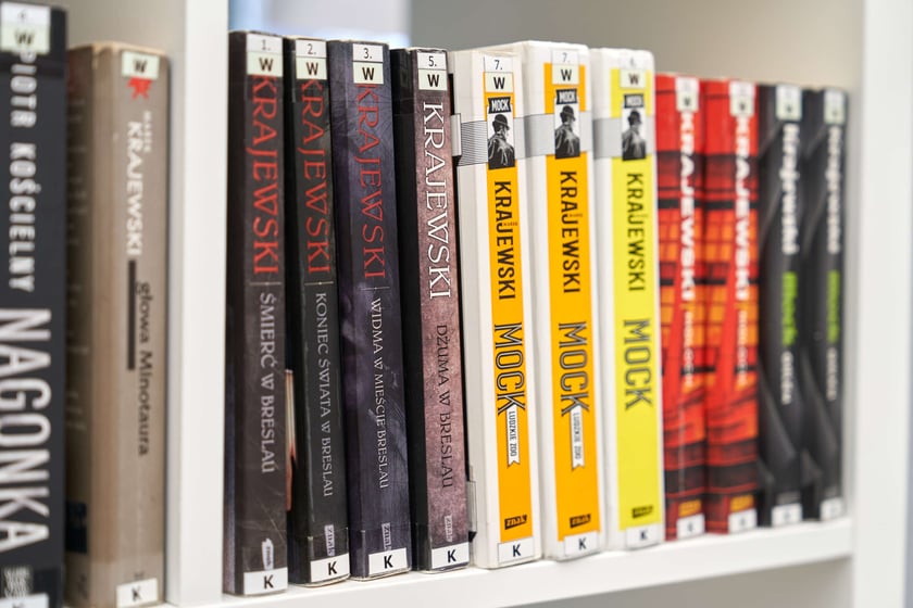 W bibliotece przy ul. Suwalskiej można znaleźć specjalny regał z książkami, w których pojawia się Wrocław