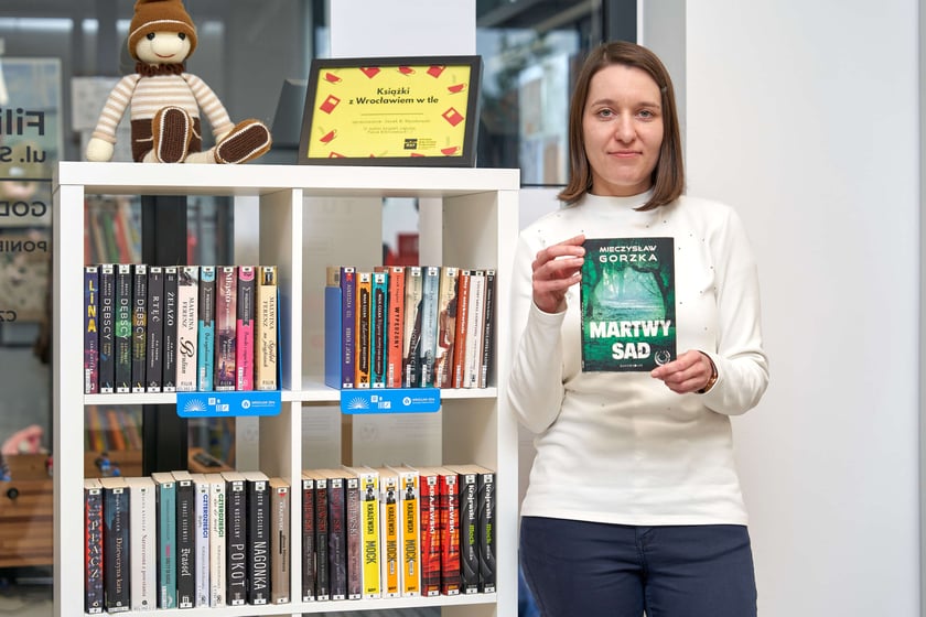 W bibliotece przy ul. Suwalskiej można znaleźć specjalny regał z książkami, w których pojawia się Wrocław