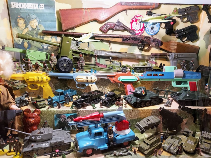 Militarne zabawki, m.in. czołg Rudy 102 z serialu "Czterej pancerni i pies" z lat 80.