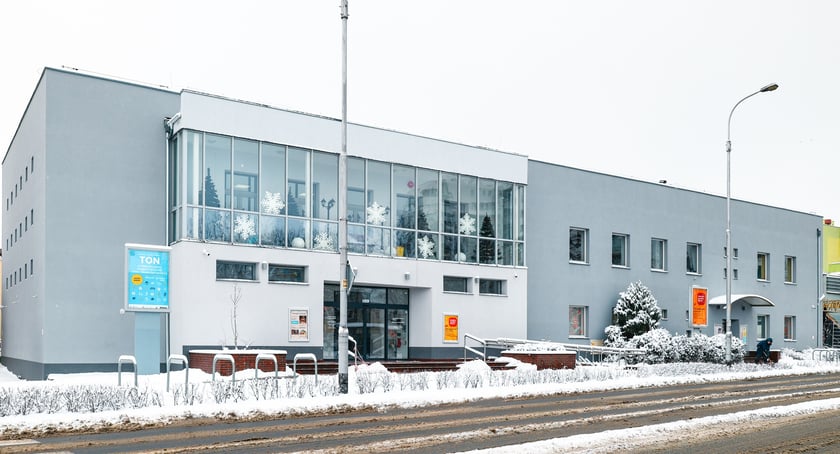 Obecny widok CK Wrocław Zach&oacute;d, już bez napisu, wkr&oacute;tce pojawi się neon z nazwą Nowy Pafawag