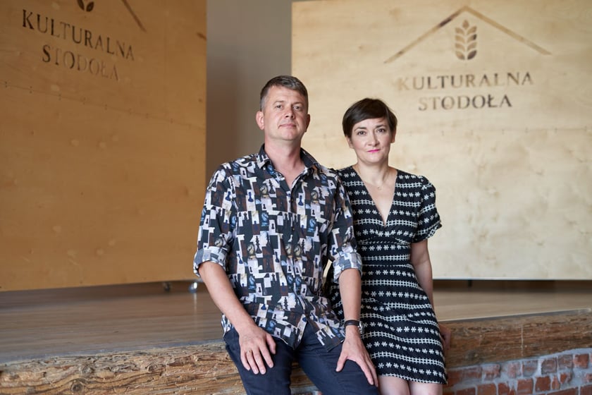 Michał i Agnieszka Gawlińscy, tw&oacute;rcy Kulturalnej Stodoły w Lutyni koło Wrocławia
