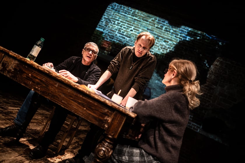 Kadr ze spektaklu wystawianego w ramach półmaratonu czytań performatywnych, Wrocław, luty  2024.