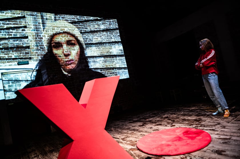 Kadr ze spektaklu "Po prostu nie całujmy się w pociągach", którego scenariusz powstał w ramach kursu prowadzonego w Instytucie Grotowskiego