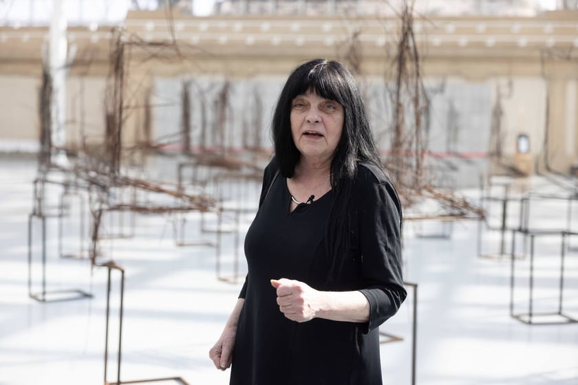 &bdquo;Bożenna Biskupska. Artystka i Budowla Możliwa&rdquo; &ndash; artystka podczas oprowadzania po swojej retrospektywie w Pawilonie Czterech Kopuł