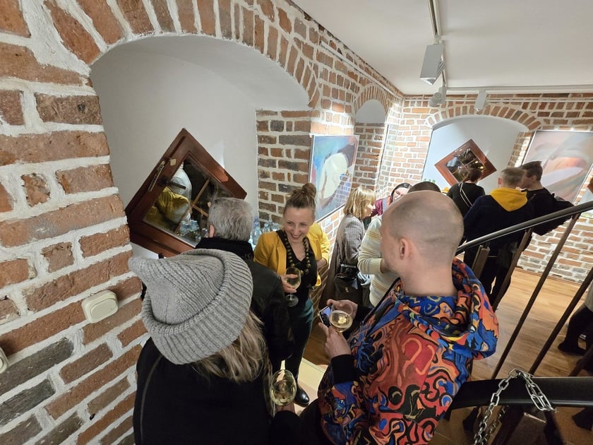 Wernisaż wystawy W inny miejscu w Galerii Brama Wrocławska w Oleśnicy