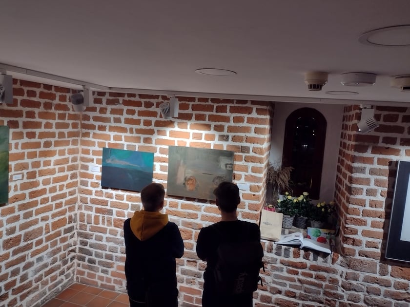 Wernisaż wystawy W inny miejscu w Galerii Brama Wrocławska w Oleśnicy