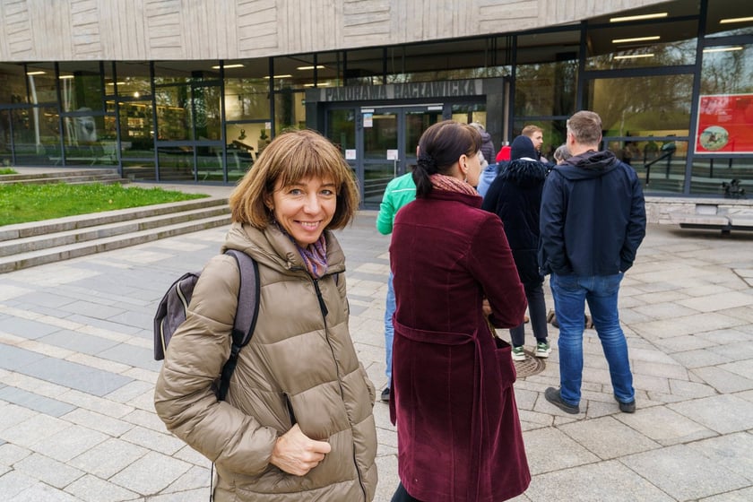 Katerina Kouzmitcheva w kolejce do Panoramy Racławickiej