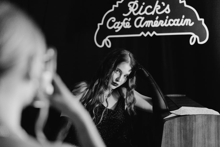 Czarno-biały bal w DCF. Kreacje, w jakich przybyli goście specjalnego pokazu filmu &bdquo;Casablanca&rdquo;