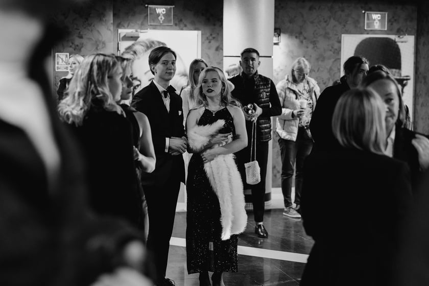 Czarno-biały bal w DCF. Kreacje, w jakich przybyli goście specjalnego pokazu filmu &bdquo;Casablanca&rdquo;
