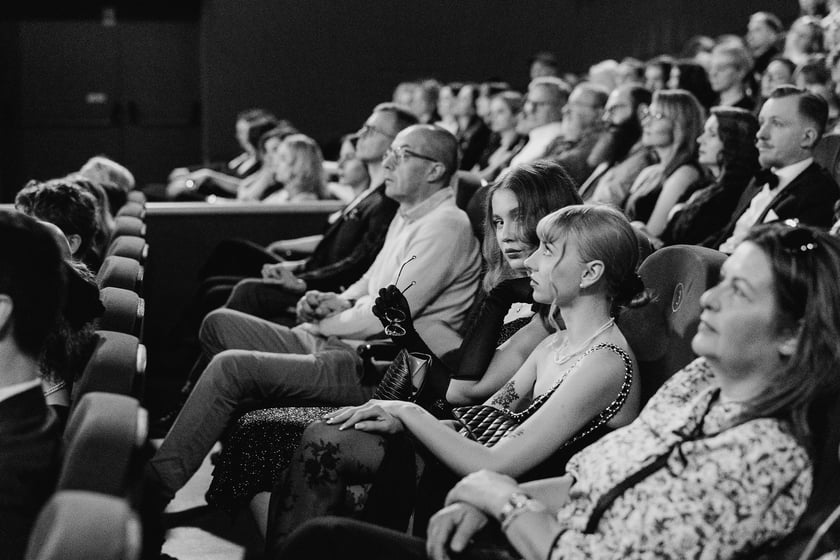 Czarno-biały bal w DCF. Kreacje, w jakich przybyli goście specjalnego pokazu filmu &bdquo;Casablanca&rdquo;