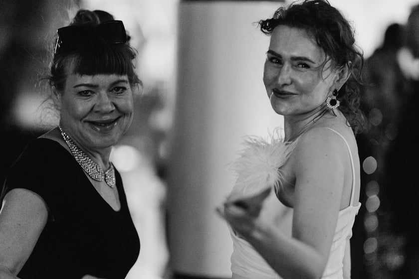 Czarno-biały bal w DCF. Kreacje, w jakich przybyli goście specjalnego pokazu filmu &bdquo;Casablanca&rdquo;