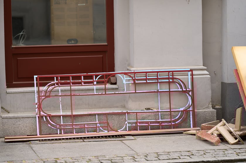 W środę (17 kwietnia) budowano scenografię w okolicach Uniwersytetu Wrocławskiego do najnowszego serialu, który będzie kręcony w stolicy Dolnego Śląska od tego weekendu