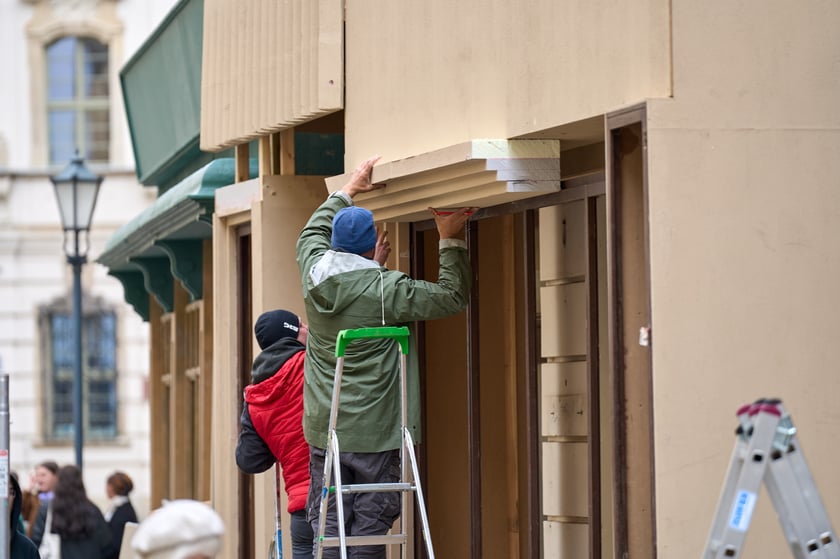 W środę (17 kwietnia) budowano scenografię w okolicach Uniwersytetu Wrocławskiego do najnowszego serialu, który będzie kręcony w stolicy Dolnego Śląska od tego weekendu