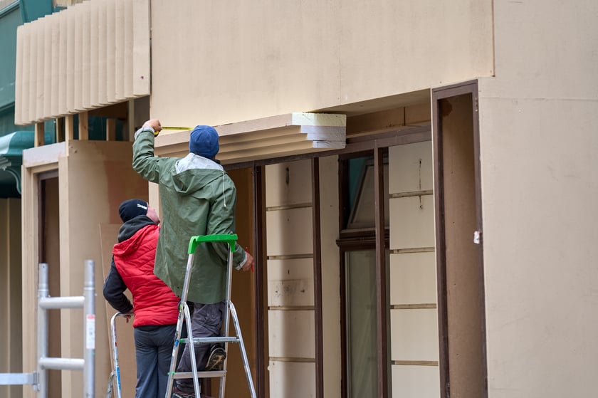 W środę (17 kwietnia) budowano scenografię w okolicach Uniwersytetu Wrocławskiego do najnowszego serialu, który będzie kręcony w stolicy Dolnego Śląska od tego weekendu