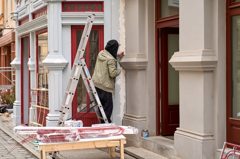 W środę (17 kwietnia) budowano scenografię w okolicach Uniwersytetu Wrocławskiego do najnowszego serialu, który będzie kręcony w stolicy Dolnego Śląska od tego weekendu
