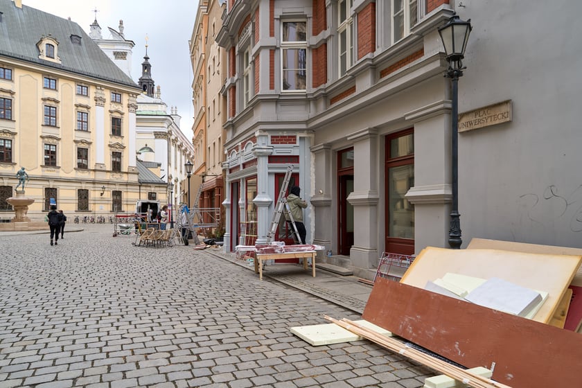 W środę (17 kwietnia) budowano scenografię w okolicach Uniwersytetu Wrocławskiego do najnowszego serialu, który będzie kręcony w stolicy Dolnego Śląska od tego weekendu