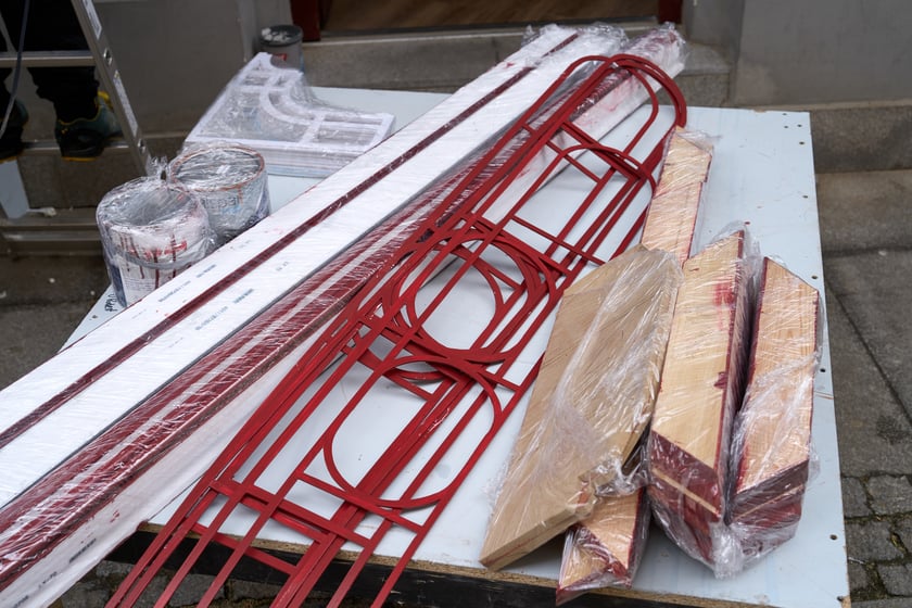 W środę (17 kwietnia) budowano scenografię w okolicach Uniwersytetu Wrocławskiego do najnowszego serialu, który będzie kręcony w stolicy Dolnego Śląska od tego weekendu