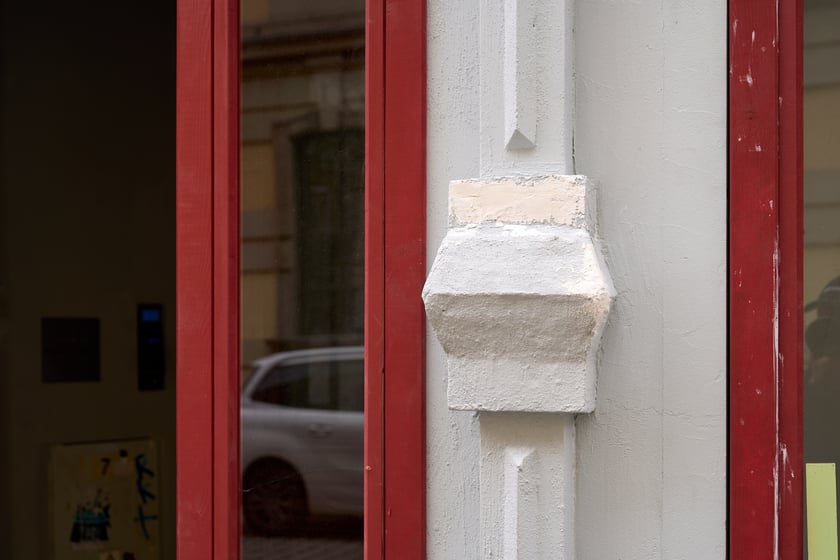 W środę (17 kwietnia) budowano scenografię w okolicach Uniwersytetu Wrocławskiego do najnowszego serialu, który będzie kręcony w stolicy Dolnego Śląska od tego weekendu