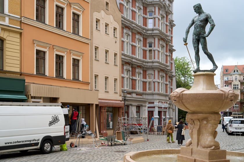 W środę (17 kwietnia) budowano scenografię w okolicach Uniwersytetu Wrocławskiego do najnowszego serialu, który będzie kręcony w stolicy Dolnego Śląska od tego weekendu