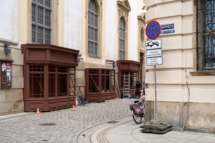 W środę (17 kwietnia) budowano scenografię w okolicach Uniwersytetu Wrocławskiego do najnowszego serialu, który będzie kręcony w stolicy Dolnego Śląska od tego weekendu