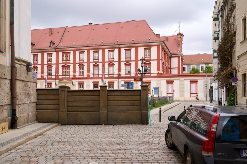 W środę (17 kwietnia) budowano scenografię w okolicach Uniwersytetu Wrocławskiego do najnowszego serialu, który będzie kręcony w stolicy Dolnego Śląska od tego weekendu