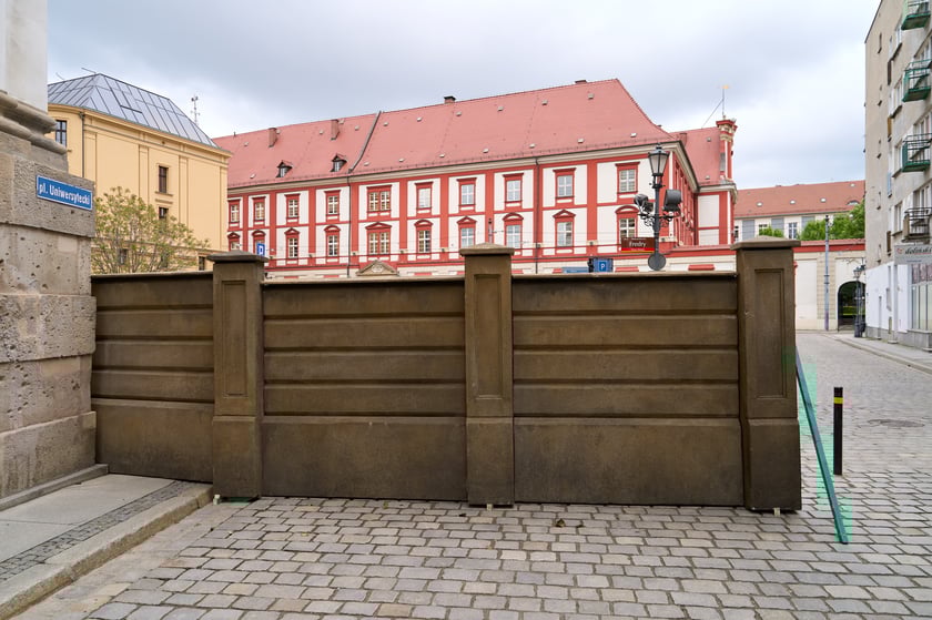 W środę (17 kwietnia) budowano scenografię w okolicach Uniwersytetu Wrocławskiego do najnowszego serialu, który będzie kręcony w stolicy Dolnego Śląska od tego weekendu