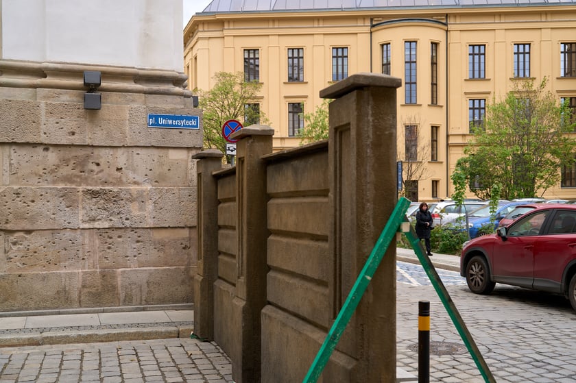 W środę (17 kwietnia) budowano scenografię w okolicach Uniwersytetu Wrocławskiego do najnowszego serialu, który będzie kręcony w stolicy Dolnego Śląska od tego weekendu