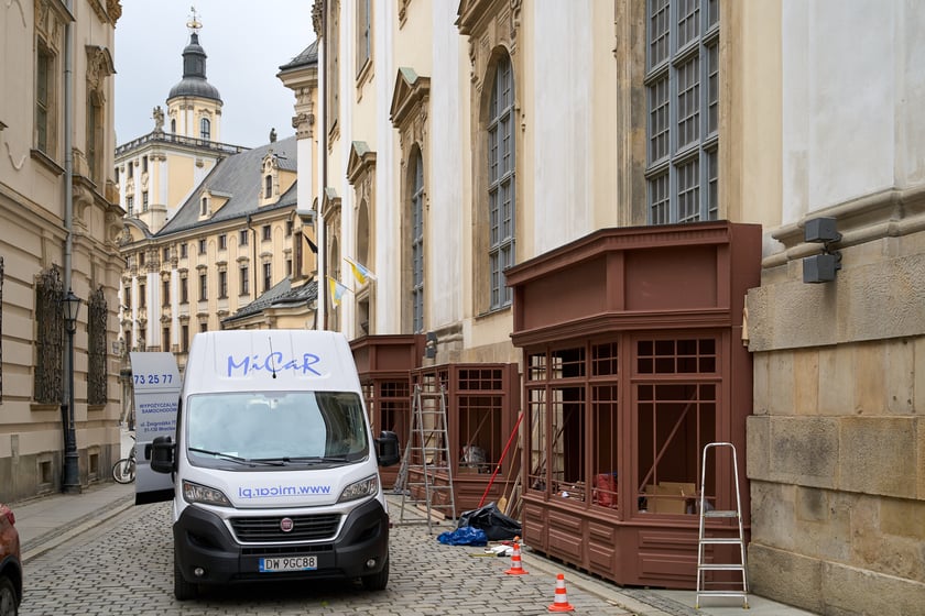 W środę (17 kwietnia) budowano scenografię w okolicach Uniwersytetu Wrocławskiego do najnowszego serialu, który będzie kręcony w stolicy Dolnego Śląska od tego weekendu