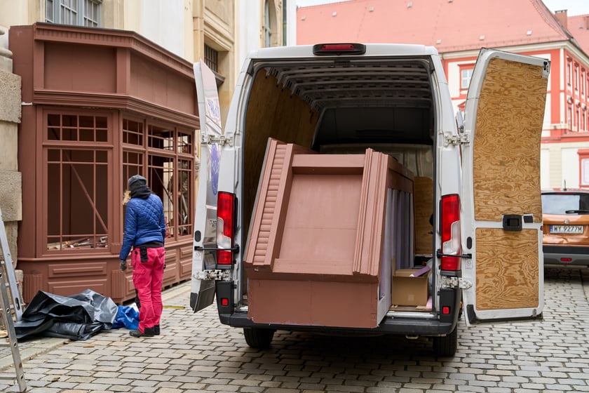 W środę (17 kwietnia) budowano scenografię w okolicach Uniwersytetu Wrocławskiego do najnowszego serialu, który będzie kręcony w stolicy Dolnego Śląska od tego weekendu