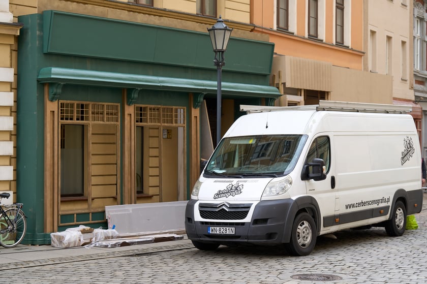 W środę (17 kwietnia) budowano scenografię w okolicach Uniwersytetu Wrocławskiego do najnowszego serialu, który będzie kręcony w stolicy Dolnego Śląska od tego weekendu