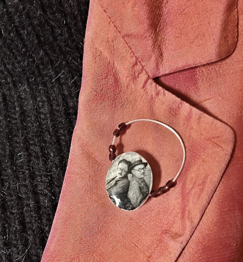 Broszka z &bdquo;chłopakami&rdquo; &ndash; Moritzem Hadda i Henirichem Tieschlerem