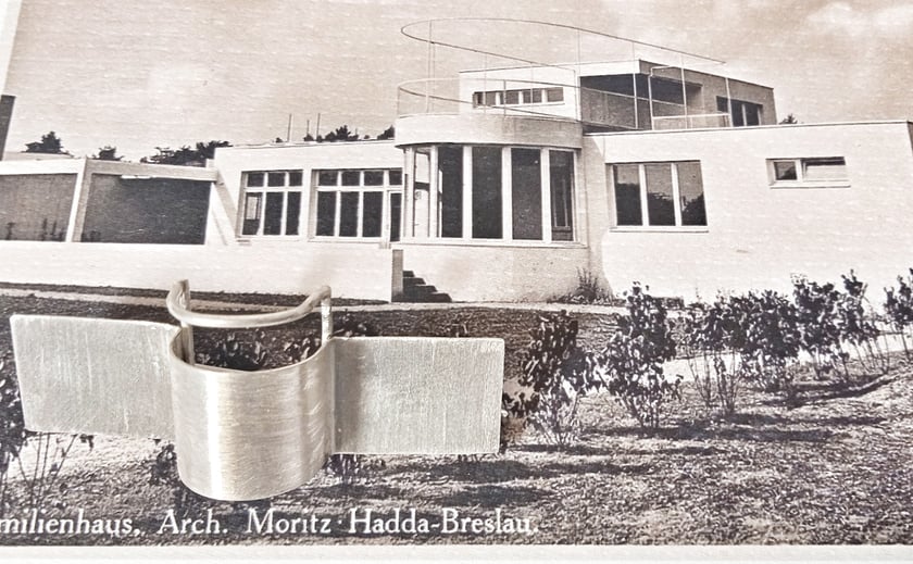 Broszka inspirowana projektem domu na osiedlu WuWA autorstwa Moritza Haddy