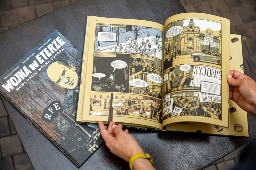 Gadżety w sklepiku Muzeum Pana Tadeusza - komiks o Janie Nowaku-Jeziorańskim