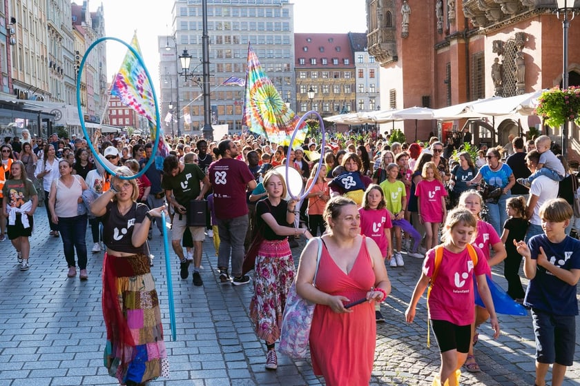 Kolorowa parada Lelenfant na ulicach Wrocławia, 29.07.2024