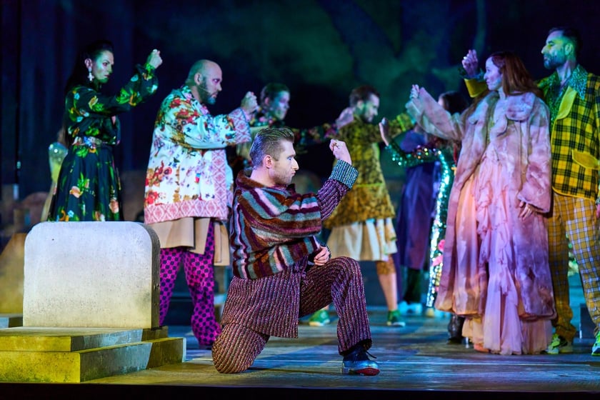 Scena z prologu &bdquo;Romea i Julii&rdquo; w reżyserii Jana Klaty w Teatrze Muzycznym Capitol
